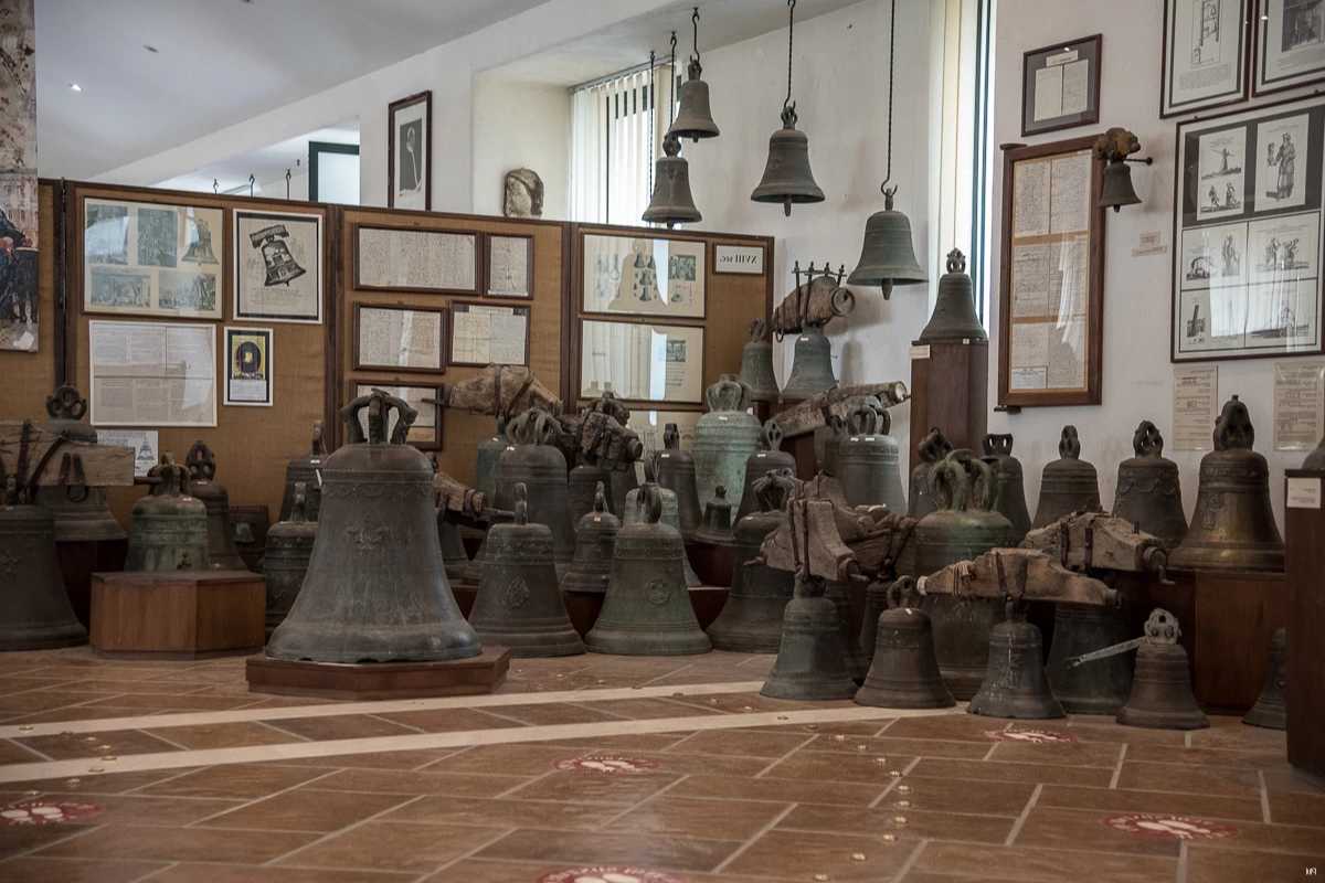 Interno del Museo della Fonderia Marinelli con campane in esposizione