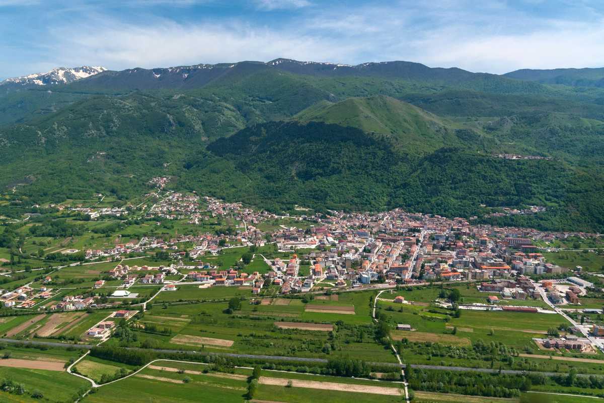 Panorama di Bojano con bambini che giocano nel parco, evidenziando la bellezza naturale del luogo