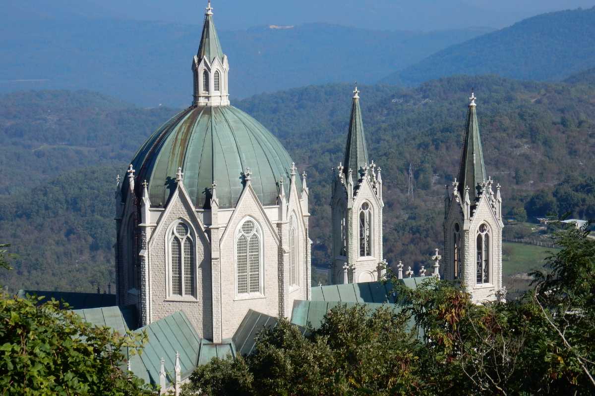 Panorama di Castelpetroso con il Santuario, ideale per famiglie