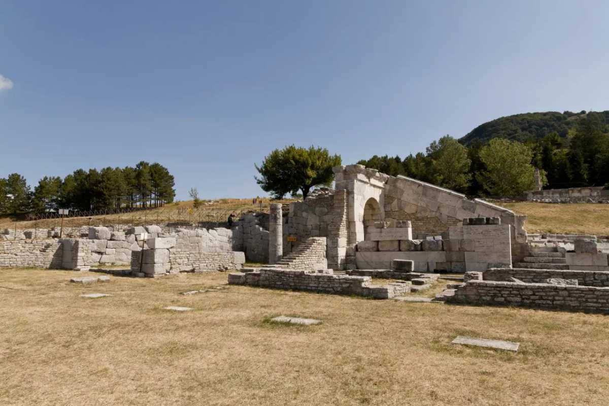 Autobus in partenza verso Pietrabbondante con paesaggio montano