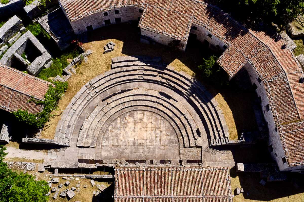 Veduta panoramica di Sepino con l'area archeologica di Altilia-Saepinum in evidenza