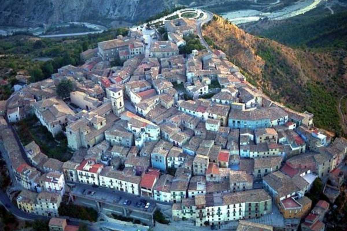 Vista panoramica di Trivento con la cattedrale e i boschi circostanti