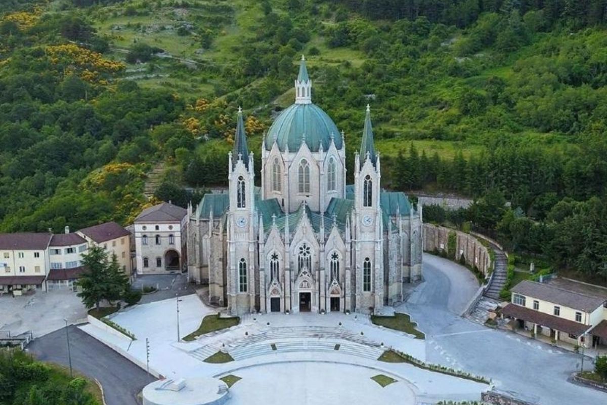 Panoramica del Santuario dell'Addolorata con il paesaggio circostante a Castelpetroso