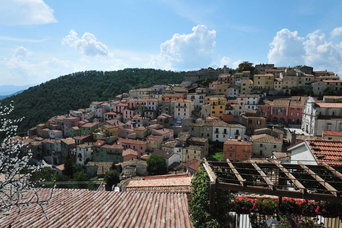 Chiesa di San Pietro a Isernia, evidenziare l'atmosfera intima e tranquilla