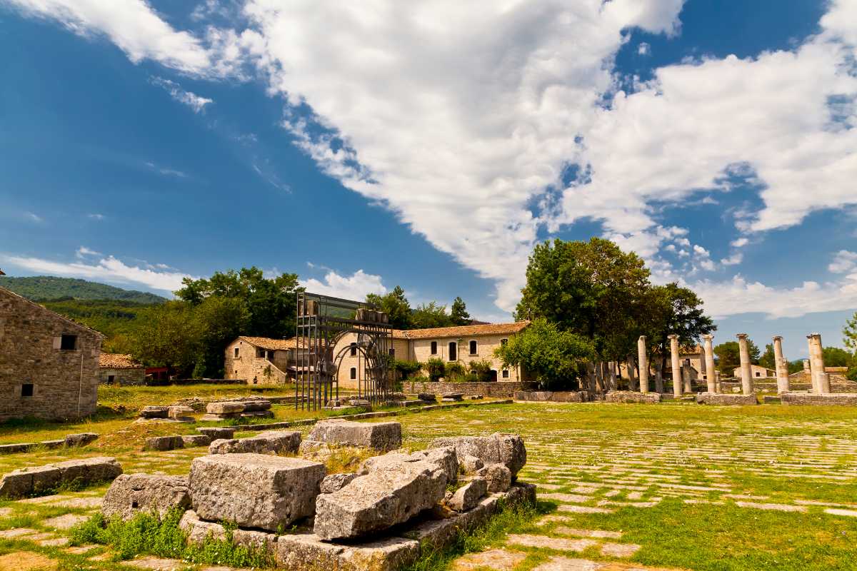 Fontana storica di Sepino immersa nel verde
