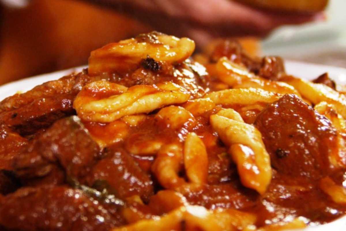 Un piatto tipico di Campobasso, come gli strascinati con sugo di pomodoro
