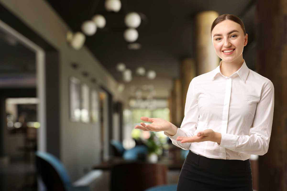 Vista panoramica di Pietrabbondante con piatti tipici in primo piano