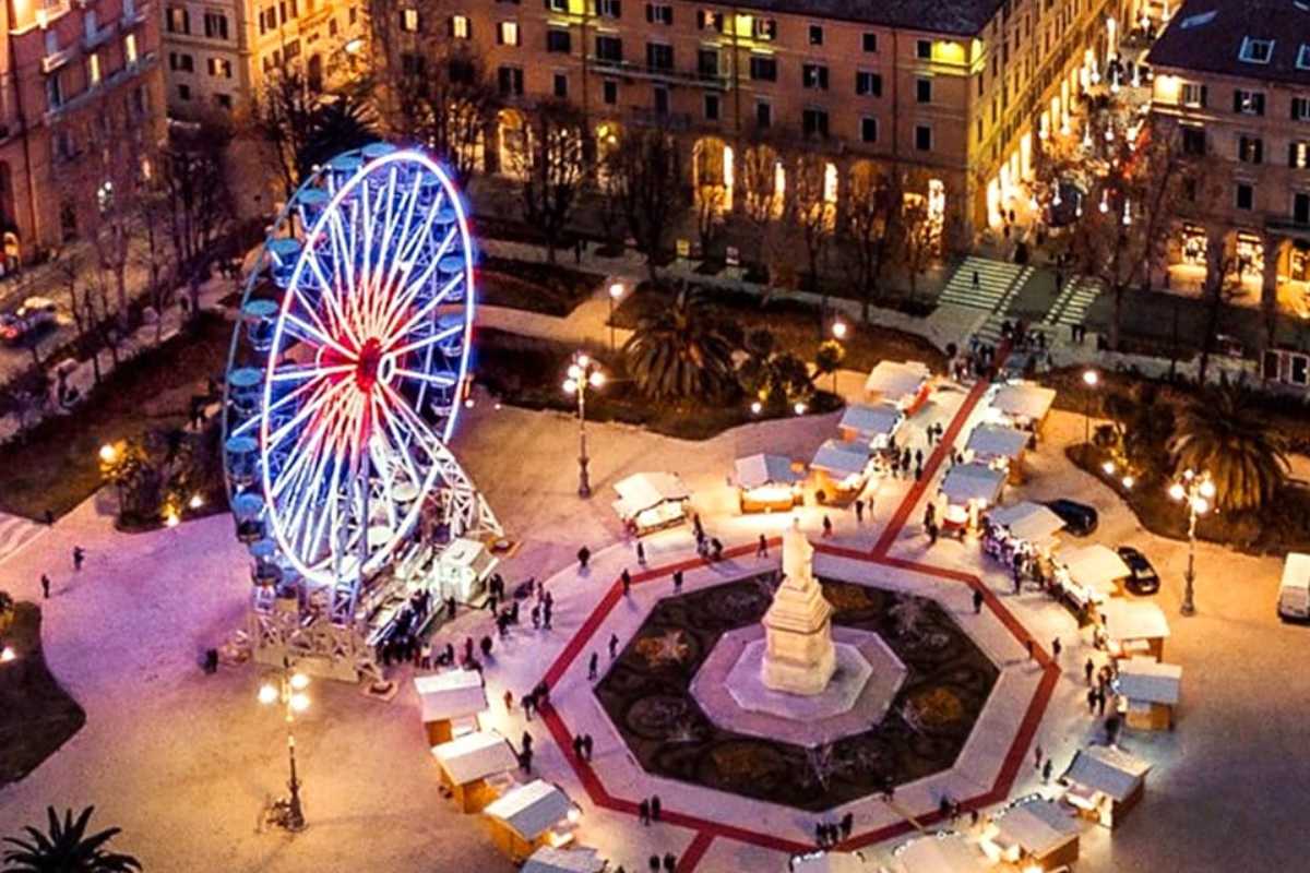 Sagra della Tonna con piatti tipici e gente che partecipa