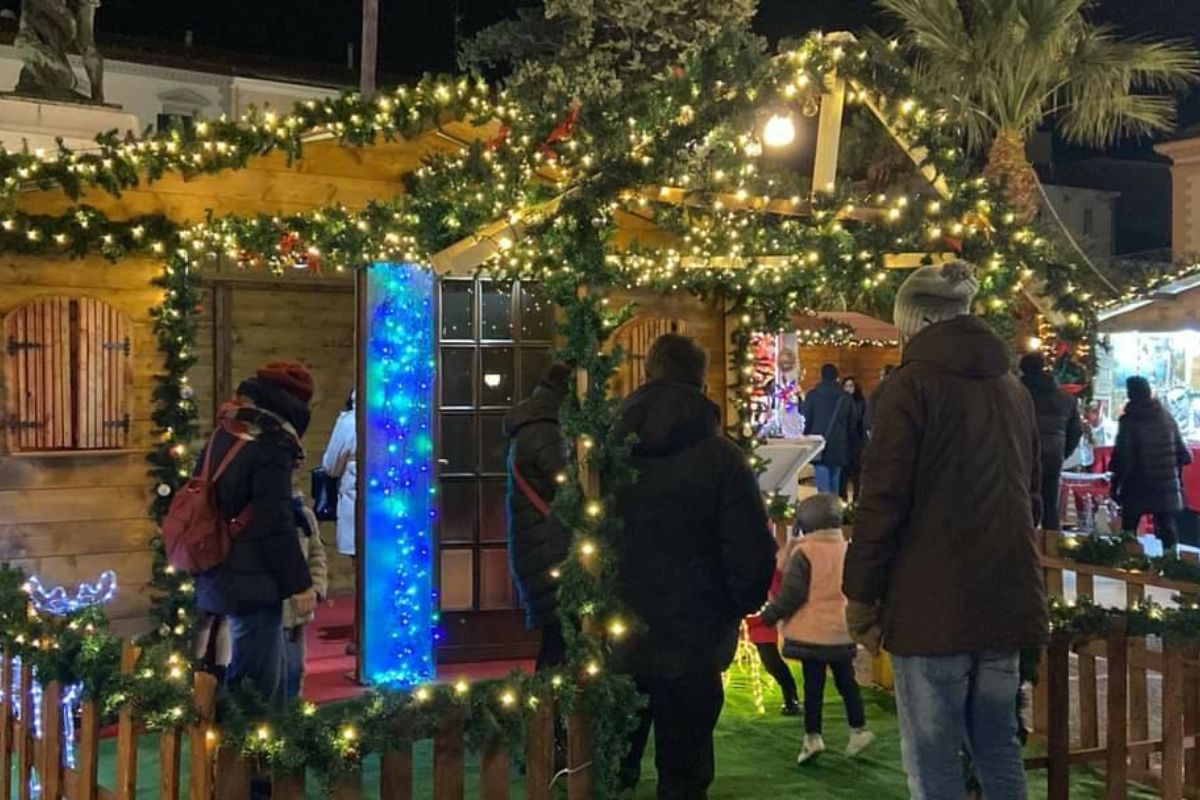 Mercatini di Natale a Termoli, con luci e decorazioni festive, ideale per rappresentare l'atmosfera natalizia
