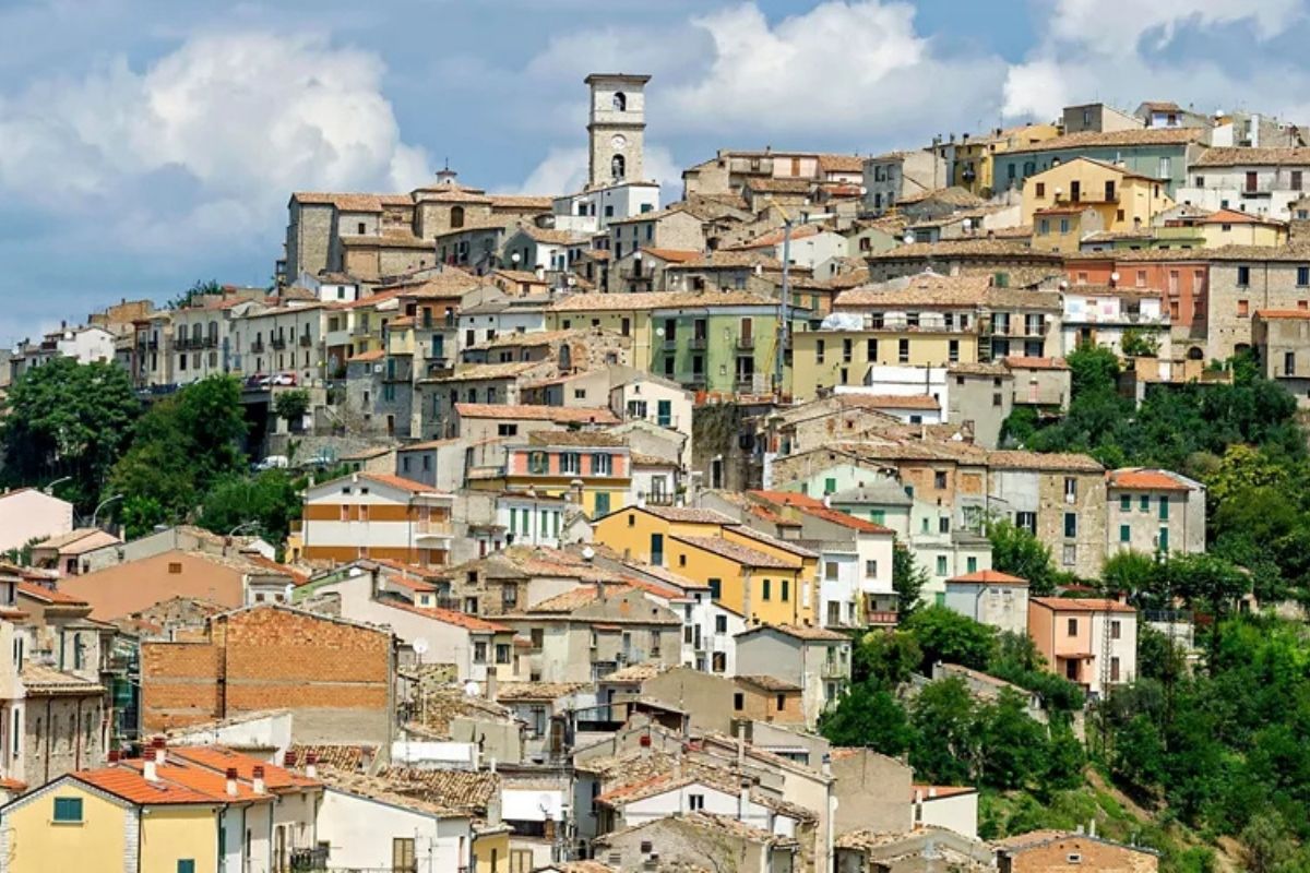 Veduta panoramica di Trivento con la cattedrale e i boschi circostanti