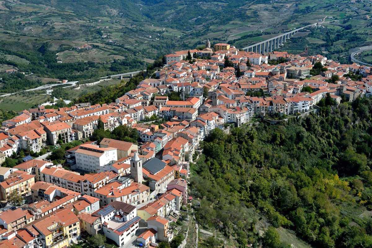 Interno della Pontificia Fonderia Marinelli ad Agnone, con artigiani al lavoro