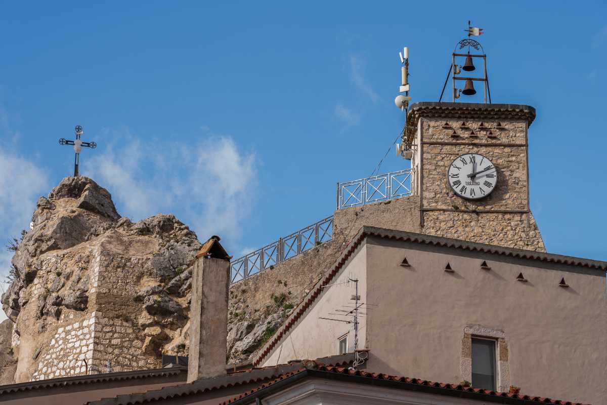 Interno della cattedrale di Isernia, con dettagli architettonici e opere d'arte
