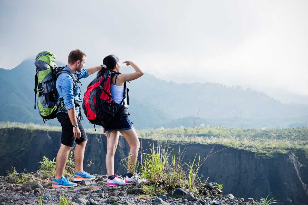 Vista panoramica del teatro sannitico e delle montagne circostanti a Pietrabbondante