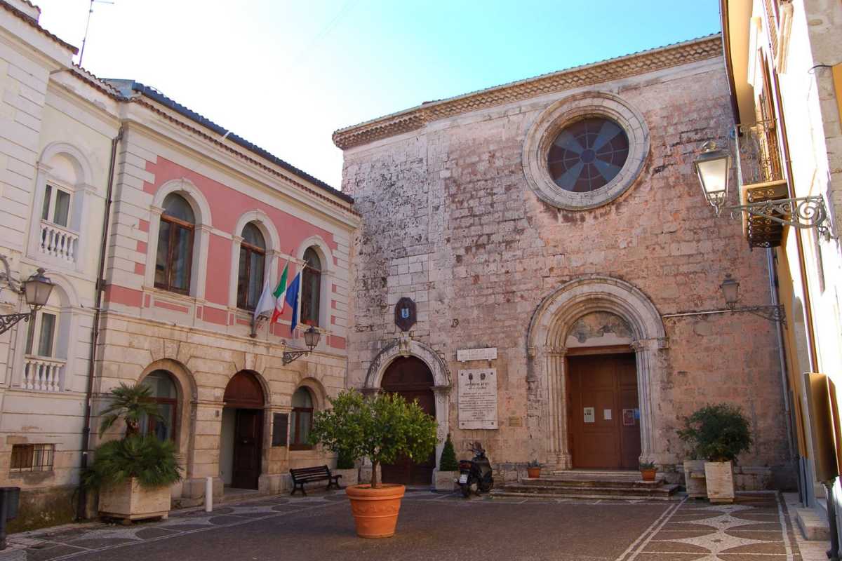 Panorama di Isernia con bambini che esplorano il centro storico