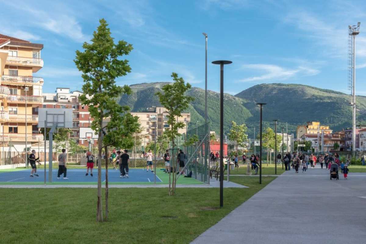 Giardino della Memoria a Isernia con panchine e sentieri alberati