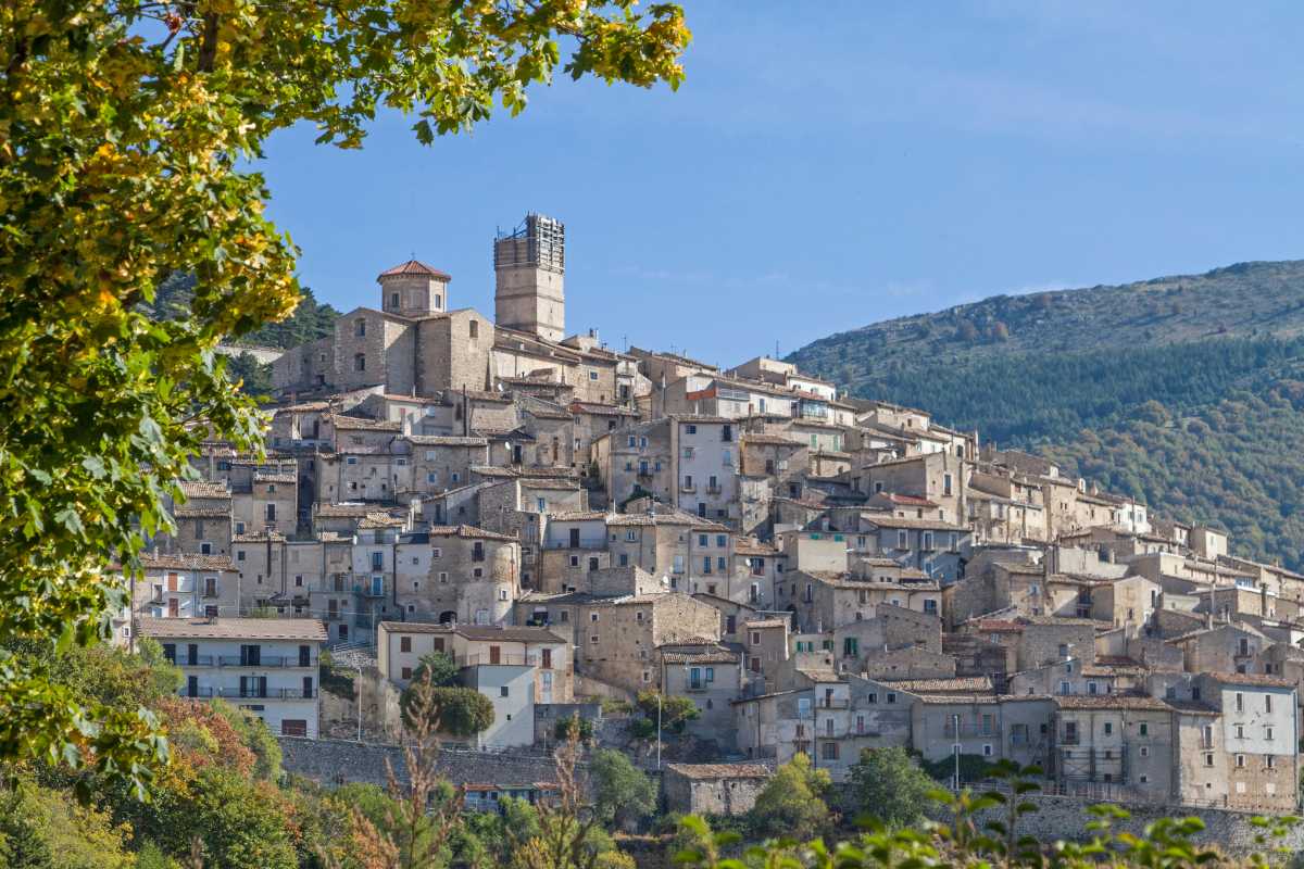 Vista panoramica di Montenero di Bisaccia con bambini che giocano nel borgo