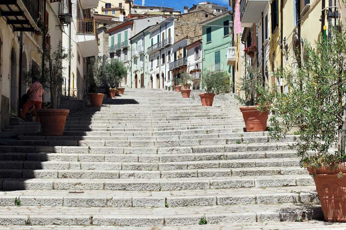 Escursione nel Parco Nazionale d'Abruzzo con vista sulle montagne