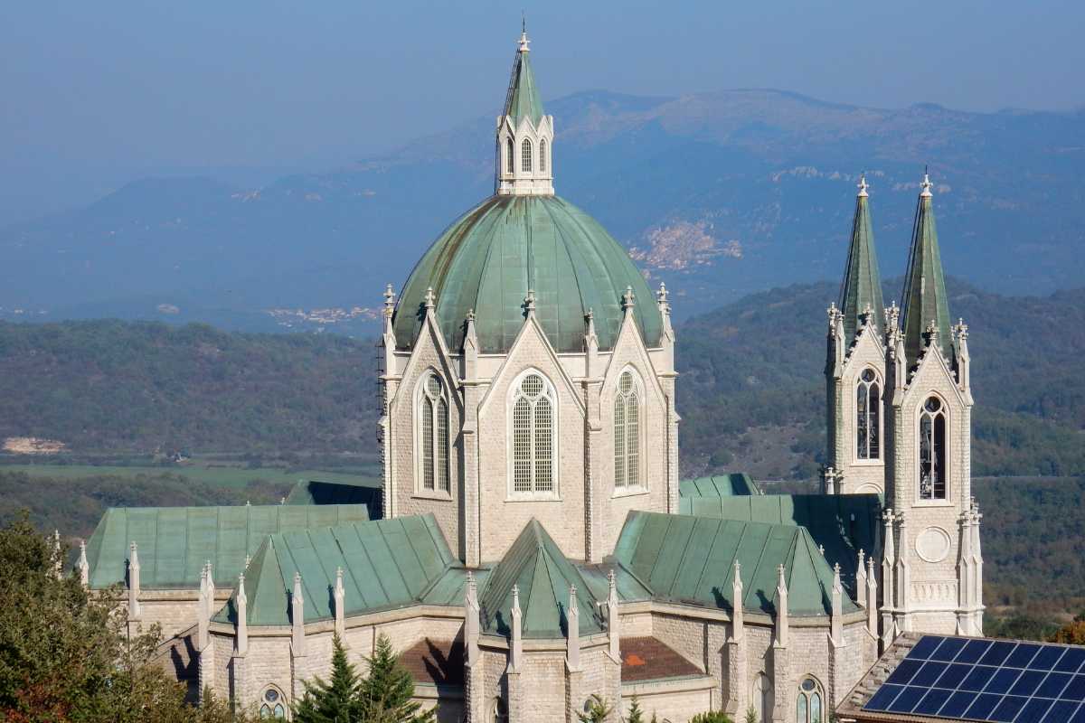 Vista panoramica del Santuario dell'Addolorata a Castelpetroso, circondato dalla natura