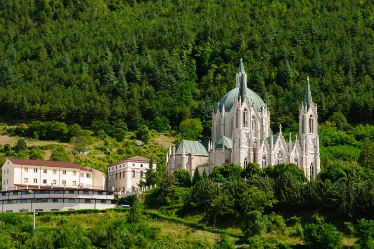 Veduta panoramica di Castelpetroso e del Santuario dell'Addolorata nel contesto naturale del Matese