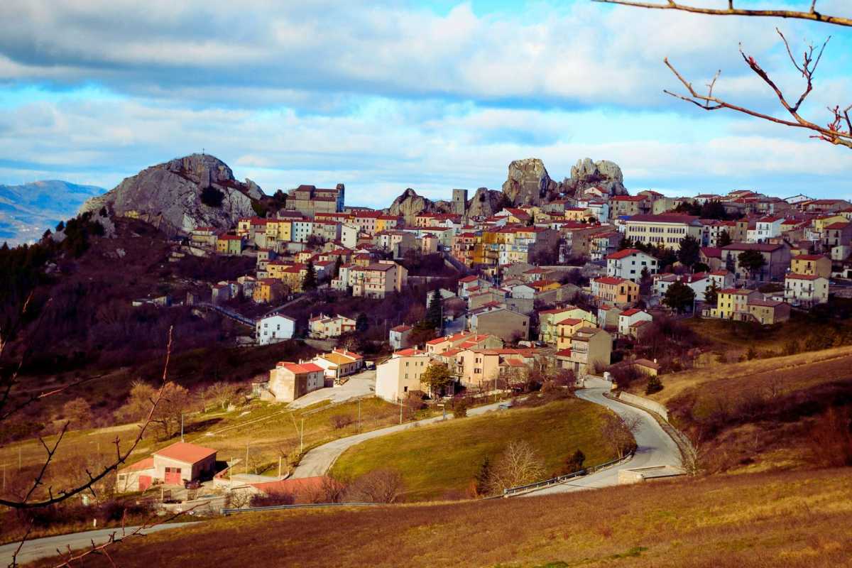 Panorama della città di Isernia, evidenziando la fontana Fraterna e la cattedrale romanica