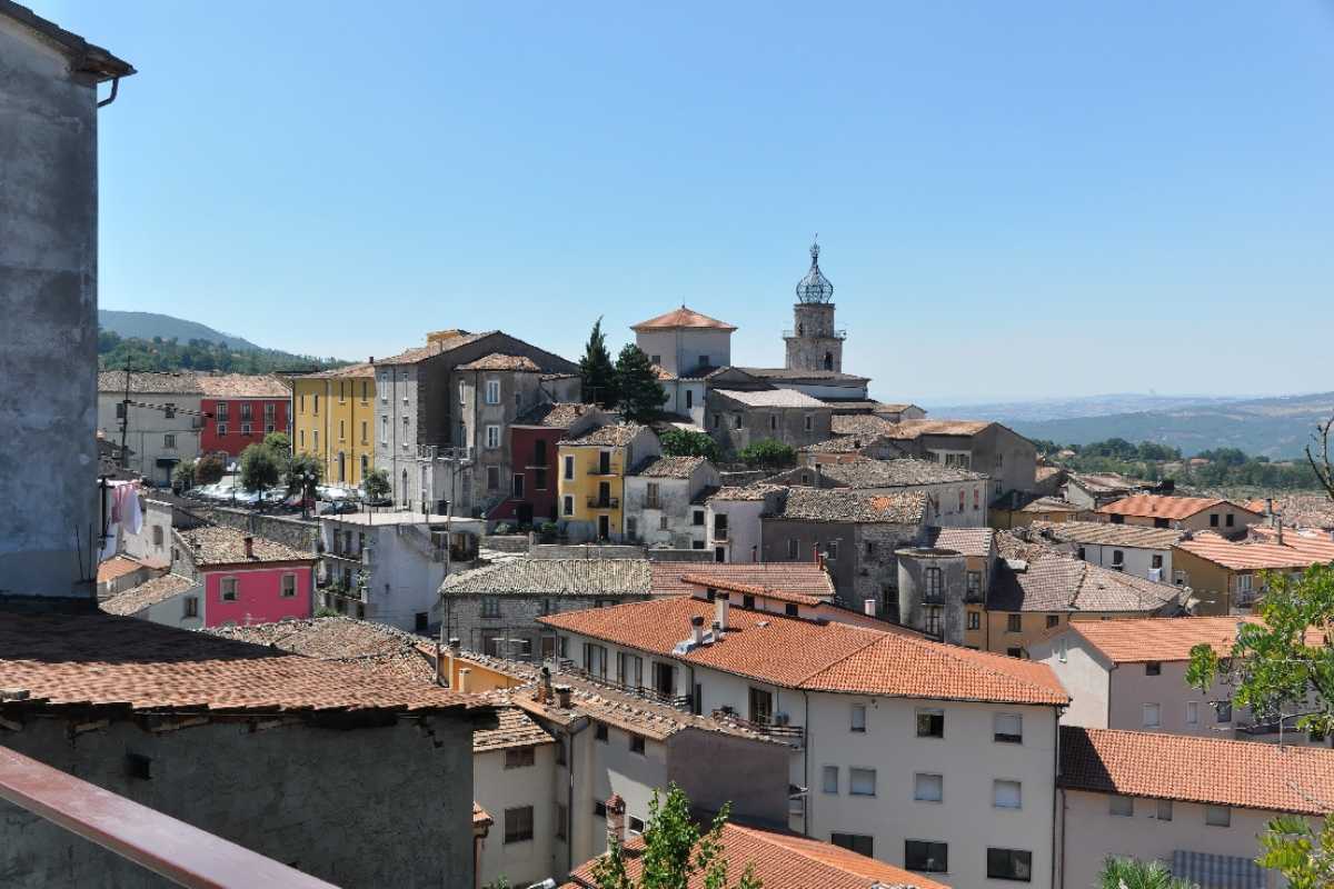 Percorso nel Parco Naturale del Matese con vista sulle montagne