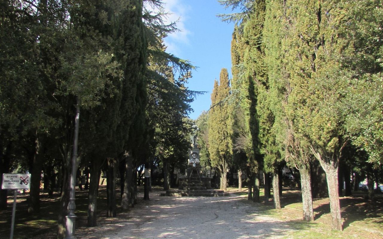 Scorcio del Parco della Rimembranza a Venafro con alberi e fiori