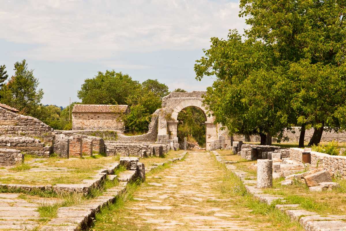 Vista panoramica di Sepino, includi elementi storici e naturali