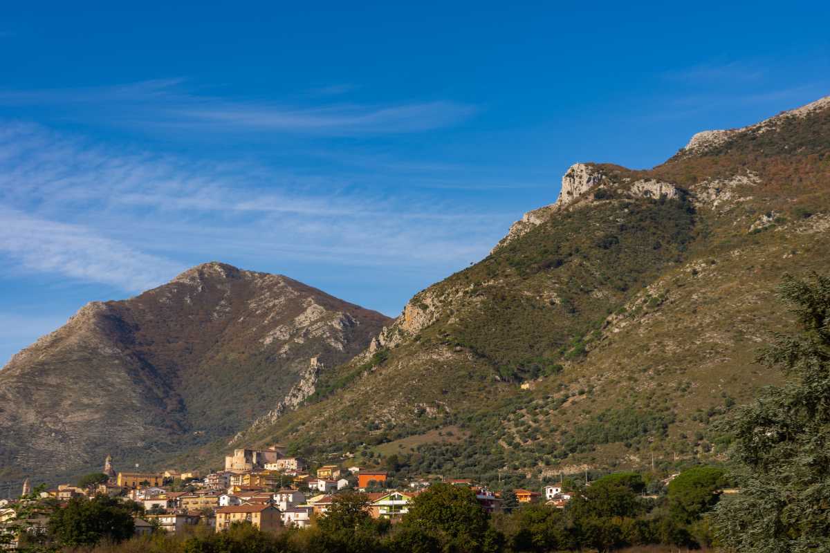 Vista panoramica di Venafro con bambini che giocano nel parco