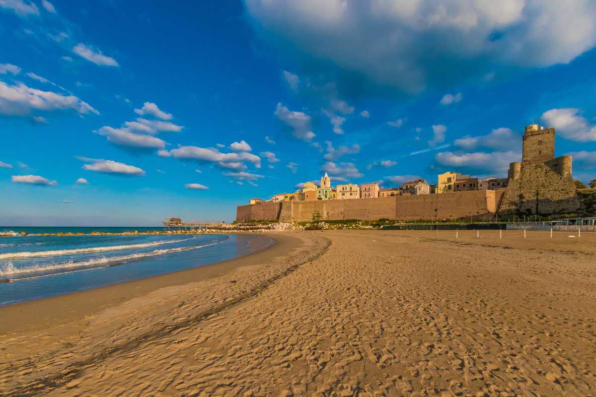 Vista panoramica di Termoli con il Castello Svevo e il mare Adriatico