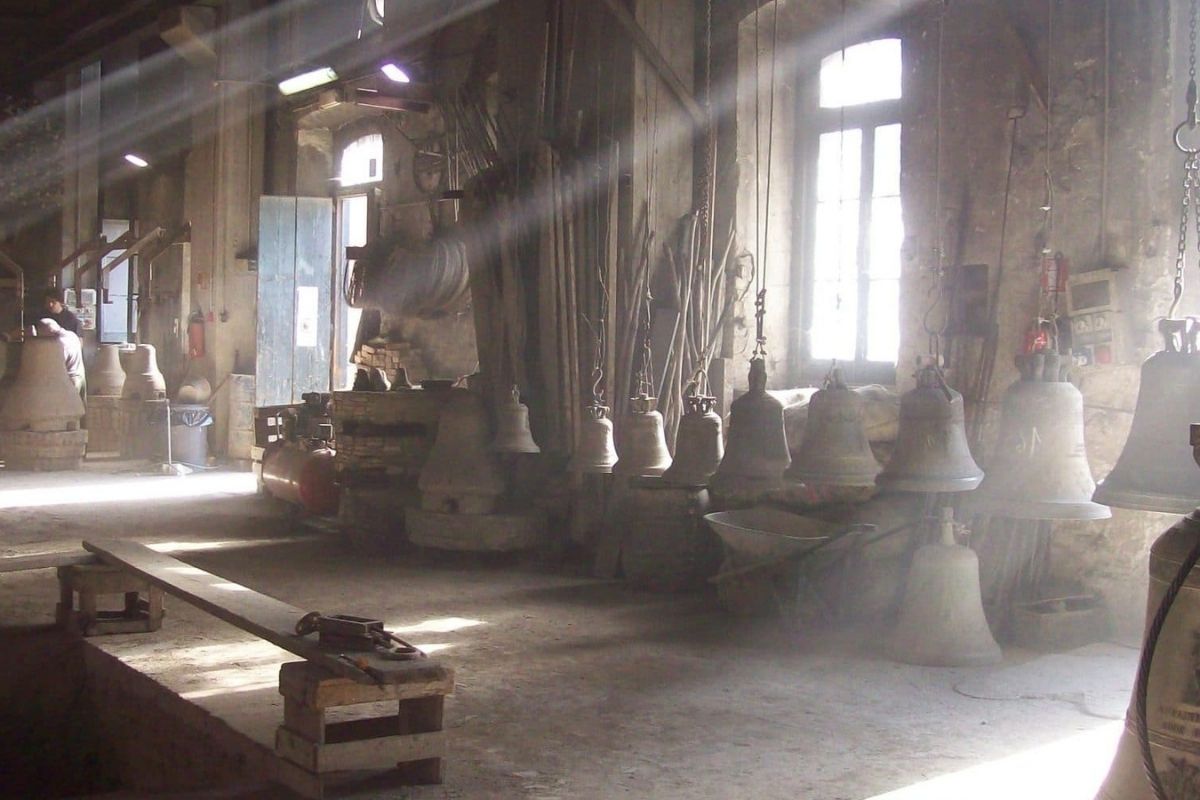 Interno della Pontificia Fonderia Marinelli con lavoratori al lavoro