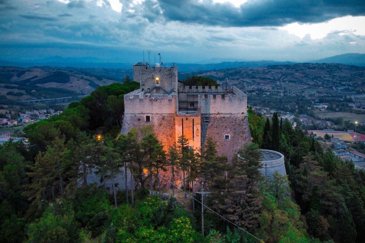 Vista panoramica del Castello Monforte a Campobasso, evidenziando la sua imponenza e il paesaggio circostante.