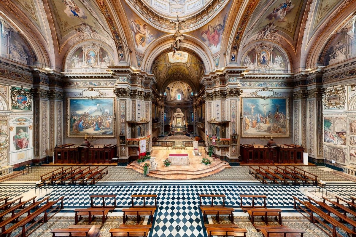 Interno del Santuario dell'Addolorata, dettagli architettonici e decorazioni