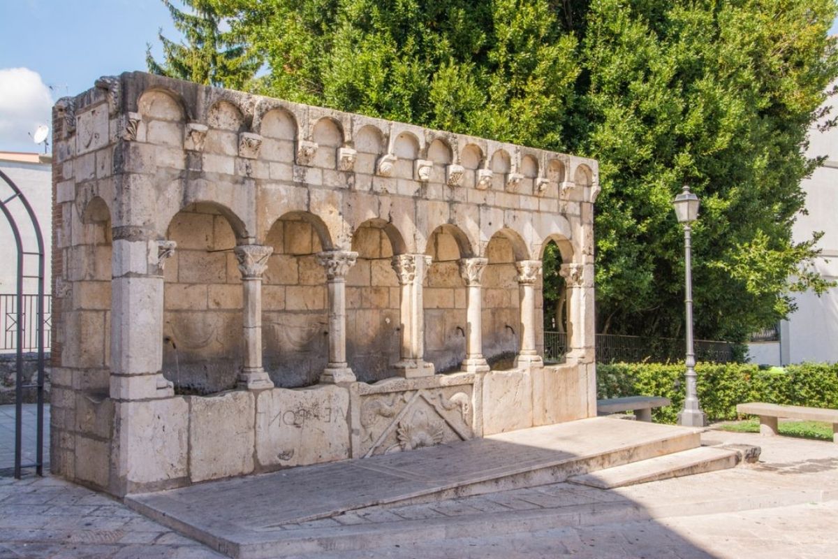Vista panoramica di Isernia con dettagli sulla cattedrale e la Fontana Fraterna