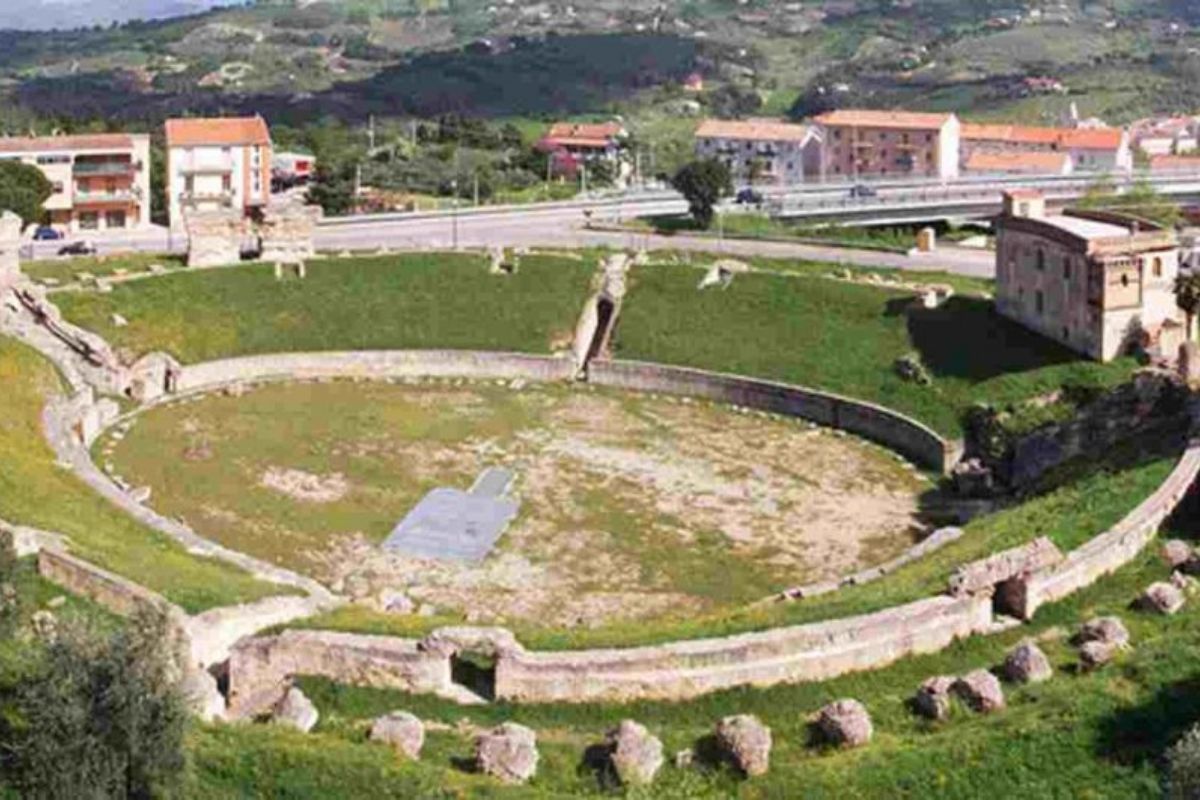 Panorama di Larino con l'anfiteatro romano e la cattedrale gotica, evidenziando l'architettura storica