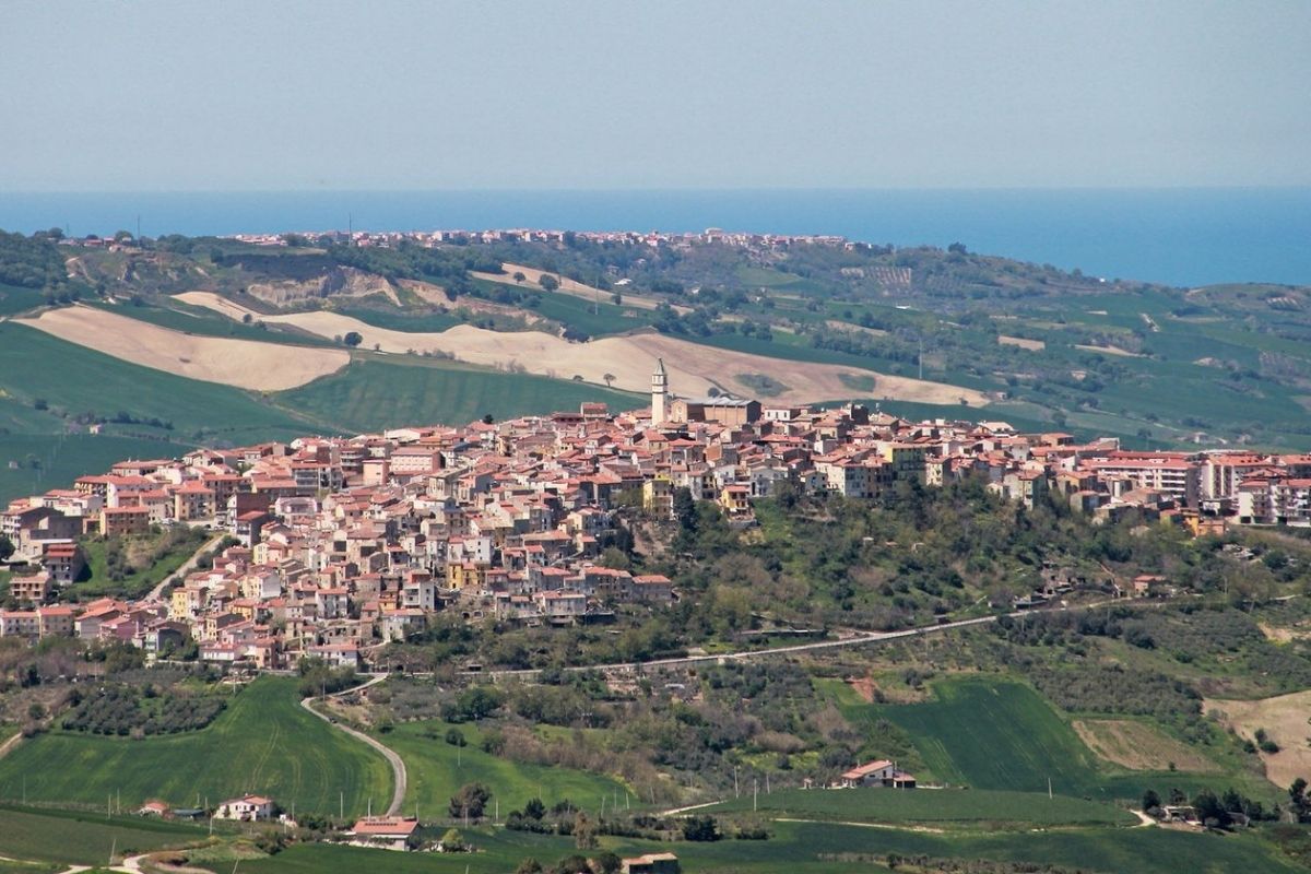 Vista panoramica di Montenero di Bisaccia con mare Adriatico sullo sfondo