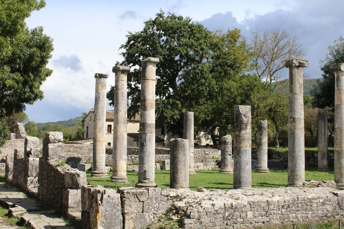 Resti archeologici dell'Area di Altilia-Saepinum con dettagli di colonne e architetture