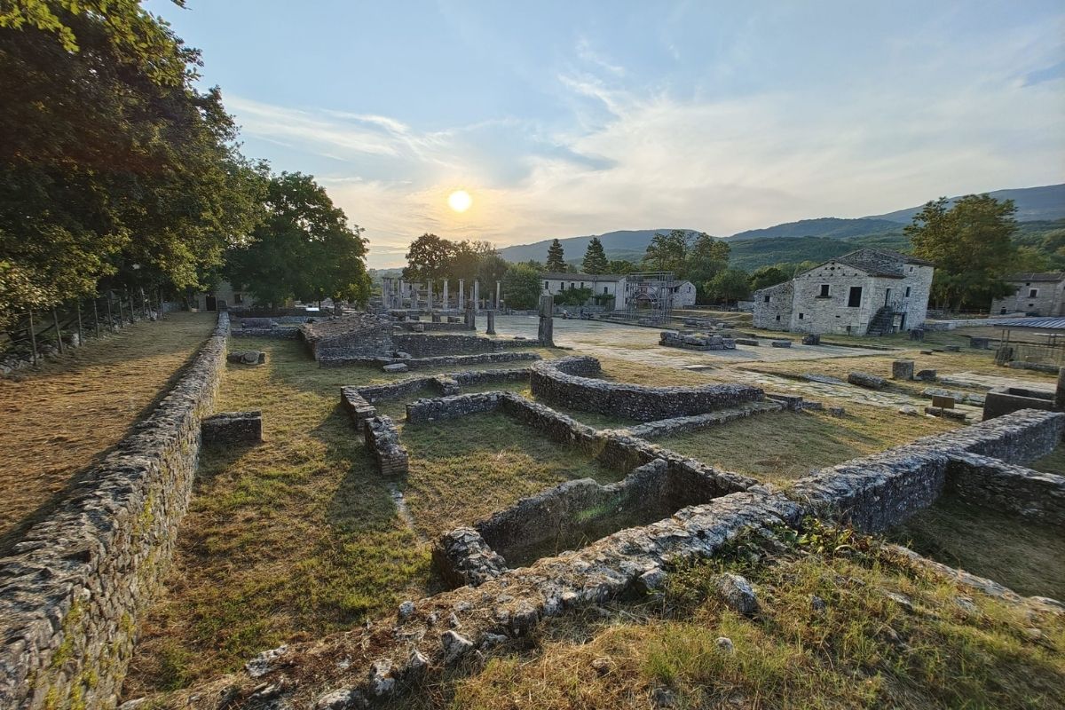 Panorama di Sepino con il sito archeologico di Altilia-Saepinum sullo sfondo