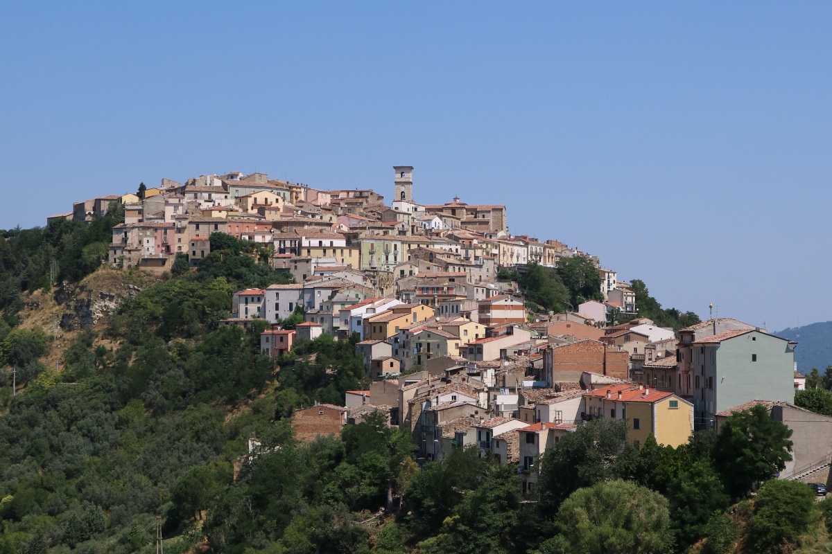 Vista panoramica di Trivento, evidenziando la cattedrale e il paesaggio circostante