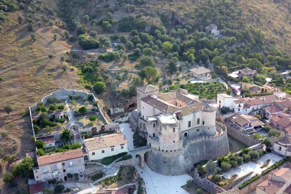 Vista panoramica del Castello Pandone a Venafro, con colline circostanti